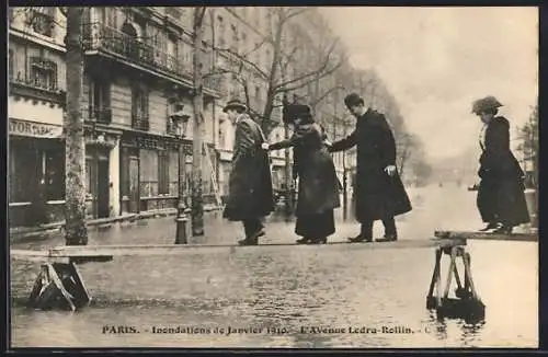 AK Paris, Inondations 1910, L'Avenue Ledru Rollin, Hochwasser