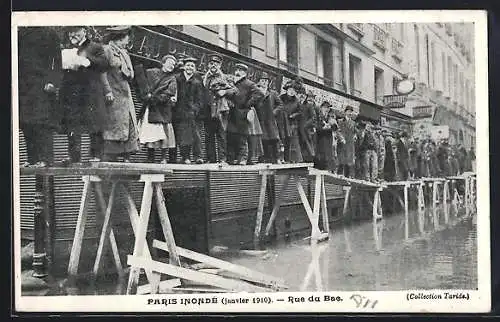 AK Paris inondé, Rue du Bac, janvier 1910, Leute auf Stegen über einer überfluteten Strasse, Hochwasser