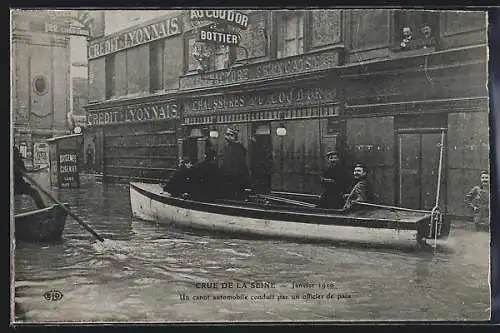 AK Crue de la Seine 1910, Un cannot automobile conduit par un officier de paix
