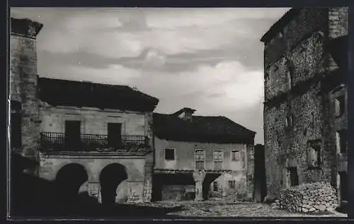 AK Santander, Santillana, Casas de la plaza y Torre de Merino