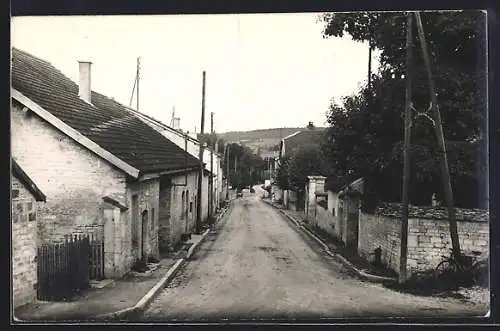 AK Maranville, Rue principale bordée de maisons de pierre