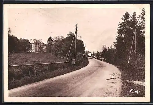 AK Doulévant-le-Château, Route menant au château entouré d`arbres et de champs