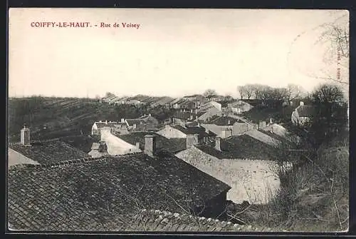 AK Coiffy-le-Haut, Rue de Voisey et toits des maisons en hiver