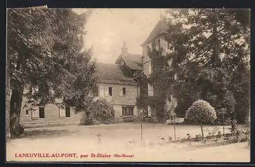 AK Laneuville-au-Pont, Vue du bâtiment entouré de grands arbres