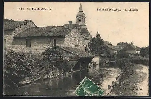 AK Laferté-sur-Aube, La Chaussée et vue sur l`église