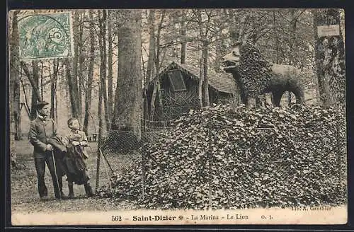 AK Saint-Dizier, La Marina, Le Lion et visiteurs dans la forêt