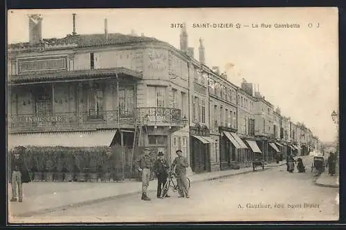 AK Saint-Dizier, La Rue Gambetta avec passants et bâtiments historiques