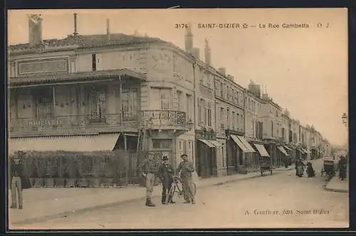 AK Saint-Dizier, La Rue Gambetta avec passants et boutiques animées
