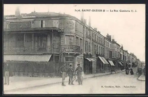 AK Saint-Dizier, La Rue Gambetta avec des passants et des bâtiments commerciaux