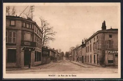 AK Wassy, La Rue de la Gare avec bâtiments et pharmacie