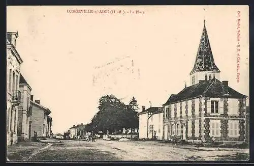 AK Longeville-sur-Aine, La Place avec l`église et bâtiments environnants