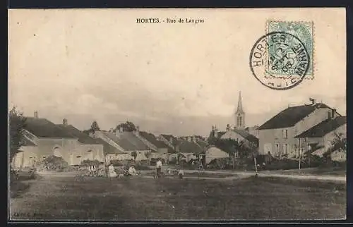 AK Hortes, Rue de Langres avec villageois et clocher en arrière-plan