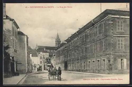 AK Bourbonne-les-Bains, La Rue des Bains avec une calèche sur la route