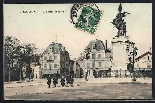 AK Chaumont, L`Entrée de la Ville avec statue et bâtiments historiques