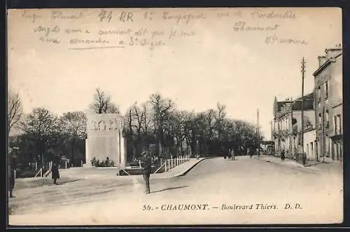 AK Chaumont, Boulevard Thiers avec monument en arrière-plan