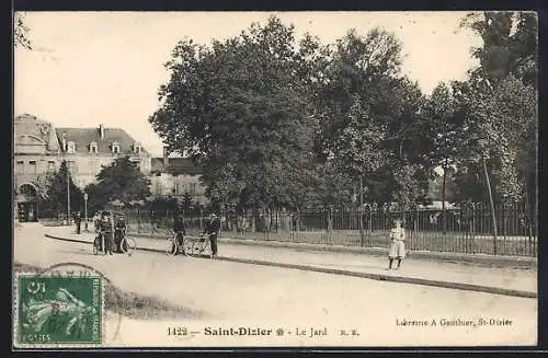 AK Saint-Dizier, Le Jard avec passants et cyclistes sur l`avenue
