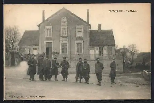 AK St-Vallier, La Mairie avec des soldats devant le bâtiment