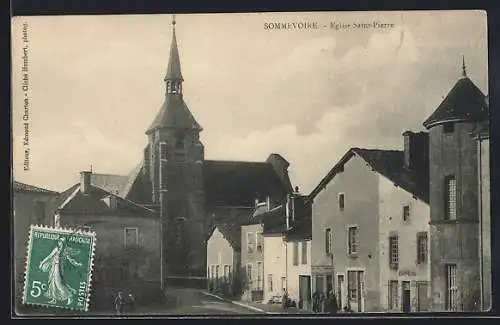 AK Sommevoire, Église Saint-Pierre et maisons environnantes