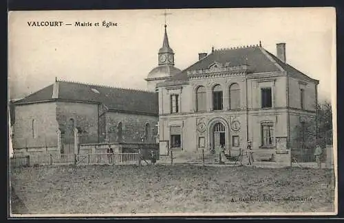 AK Valcourt, Mairie et Église