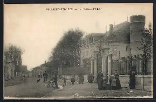 AK Villiers-en-Lieu, Le Château Palée et passants sur la rue principale