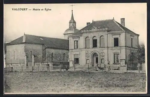 AK Valcourt, Mairie et Église
