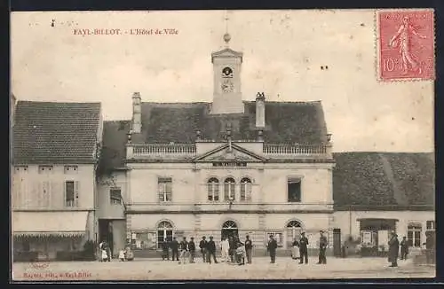 AK Fayl-Billot, L`Hôtel de Ville et passants devant le bâtiment