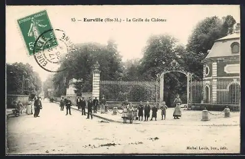 AK Eurville, La Grille du Château et passants devant l`entrée