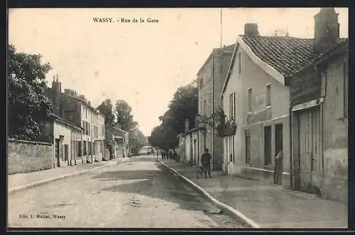 AK Wassy, Rue de la Gare avec maisons et passants