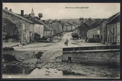 AK Rolampont, Une rue de Rolampont avec vue sur les maisons et le clocher en arrière-plan