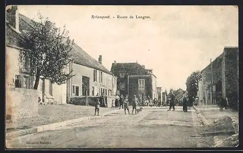 AK Rolampont, Route de Langres avec passants et maisons du village