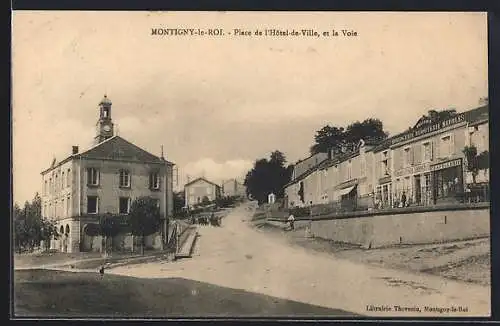 AK Montigny-le-Roi, Place de l`Hôtel-de-Ville et la Voie