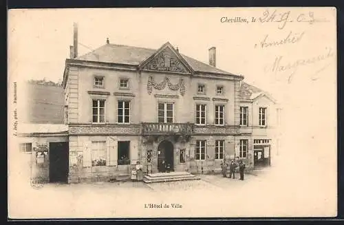 AK Chevillon, L`Hôtel de Ville avec des passants devant l`entrée