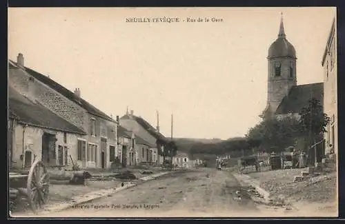 AK Neuilly-l`Évêque, Rue de la Gare avec église et maisons anciennes