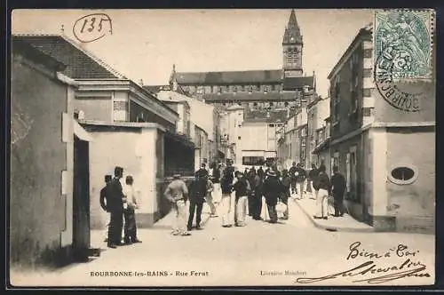 AK Bourbonne-les-Bains, Rue Ferat animée avec passants et vue sur l`église