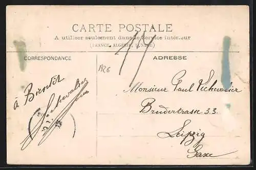 AK Bourbonne-les-Bains, Rue Ferat animée avec passants et vue sur l`église