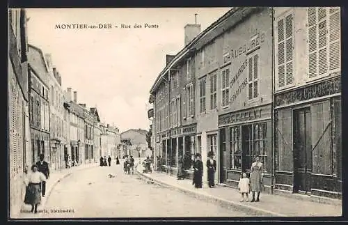 AK Montier-en-Der, Rue des Ponts avec boutiques et passants