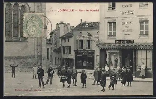 AK Joinville, Place du Marché avec enfants jouant devant des magasins et une pharmacie