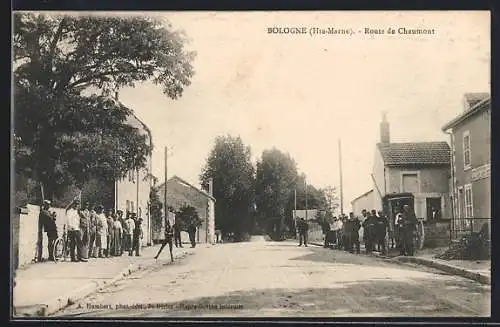 AK Bologne, Route de Chaumont avec habitants alignés sur la route