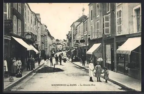 AK Bourbonne-les-Bains, La Grande-Rue animée avec passants et boutiques