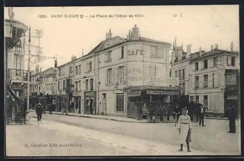 AK Saint-Dizier, La Place de l`Hôtel de Ville avec café et passants