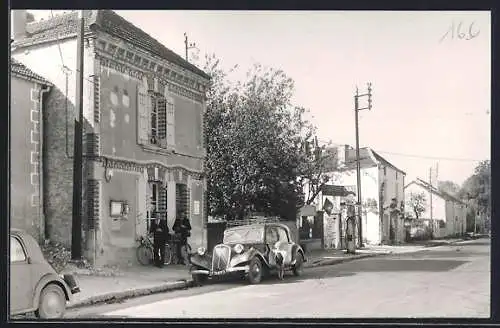 AK Juzennecourt, Rue avec voitures anciennes et cyclistes devant une maison