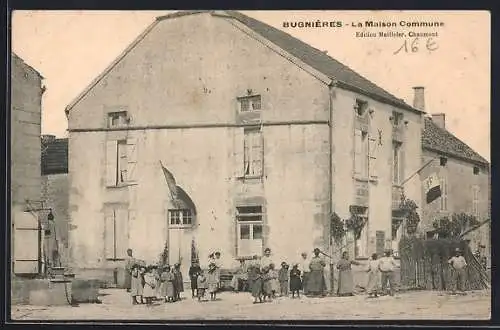 AK Bugnières, La Maison Commune avec des habitants devant le bâtiment