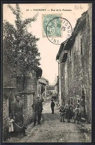 AK Vignory, Rue de la Fontaine animée avec des habitants et maisons anciennes