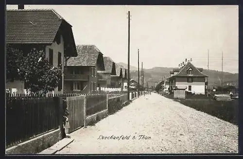 AK Lerchenfeld b. Thun, Wegpartie vor Reihenhäusern