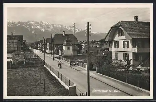 AK Lerchenfeld bei Thun, Ortspartie mit Blick in die Berge
