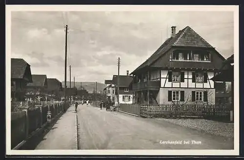 AK Lerchenfeld bei Thun, Strassenpartie an einem Fachwerkhaus