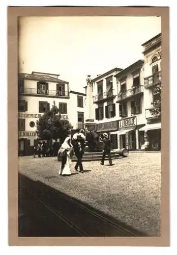 Fotografie unbekannter Fotograf, Ansicht Funchal, Chafariz Square mit Geschäften