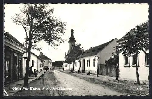 AK Obritz /Hadres, Strassenpartie mit Kirche