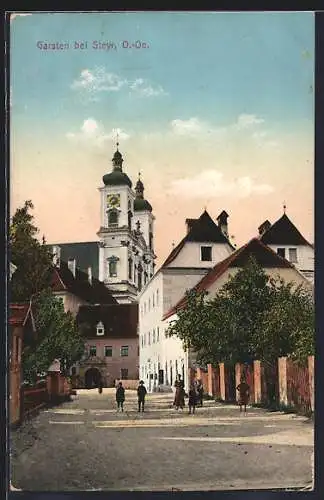 AK Garsten bei Steyr, Strassenpartie mit Blick zur Kirche