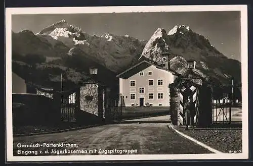 AK Garmisch-Partenkirchen, Eingang zu den Jägerkasernen mit Zugspitzgruppe